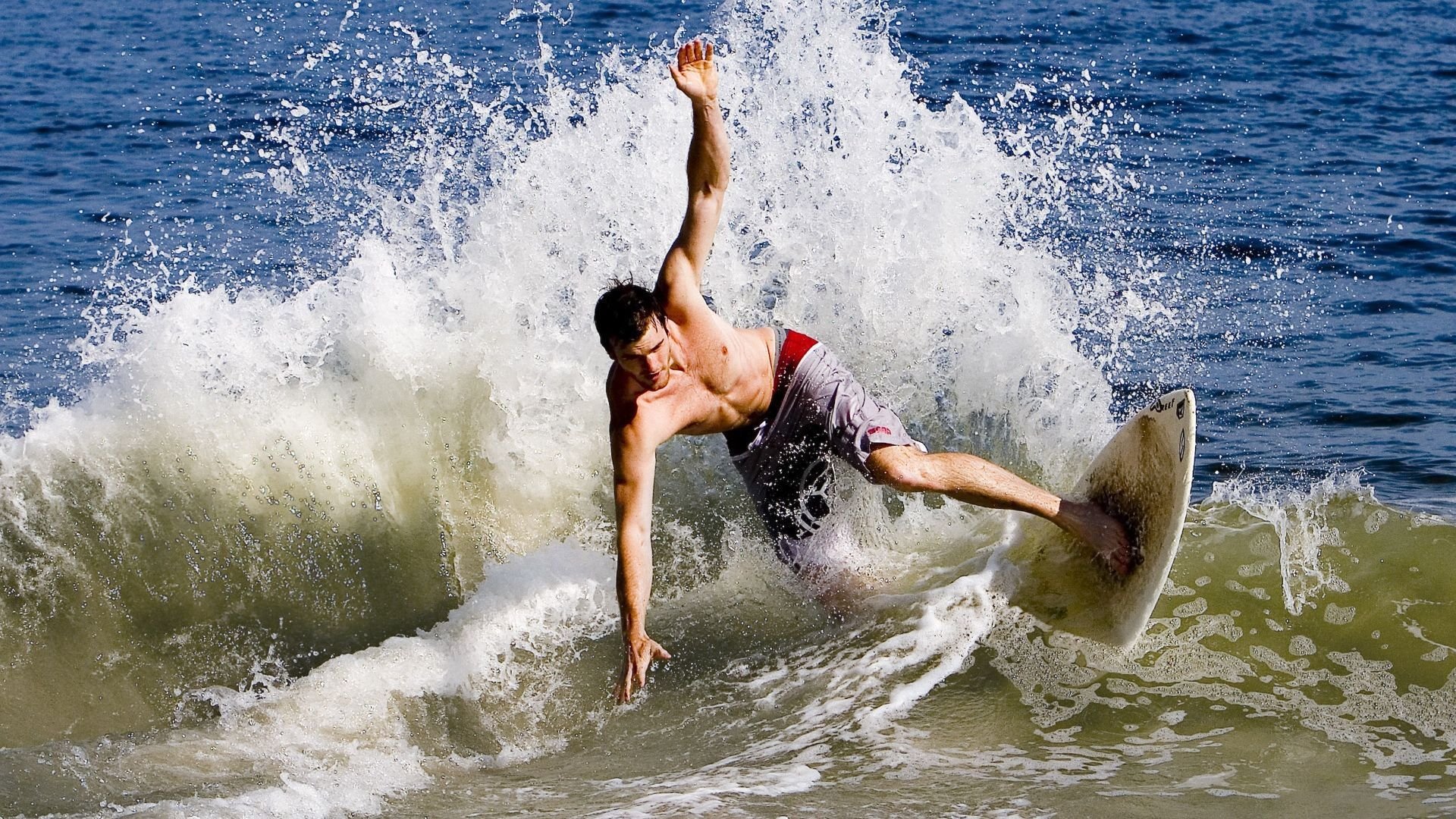 “荣耀瞬间：冠军车手的感人时刻”，荣耀夺冠